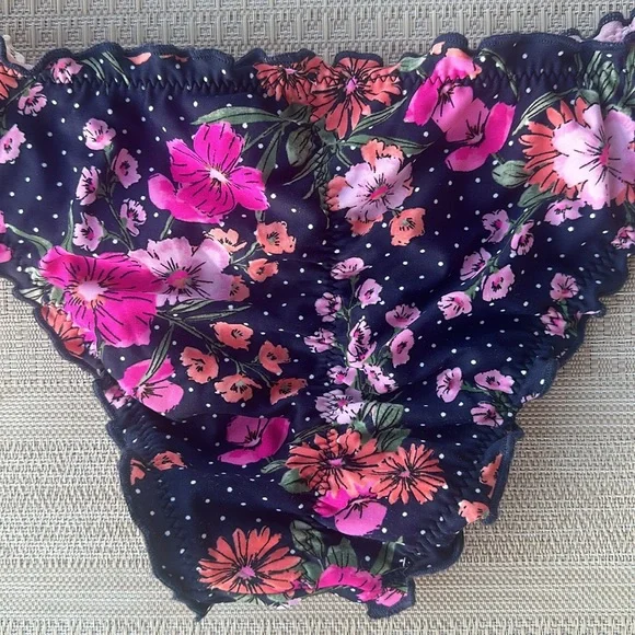 Juniors/women’s floral bikini- small - Picture 4 of 4